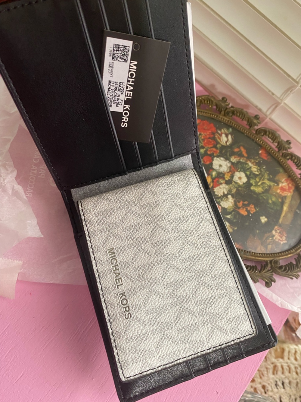 Michael Kors Men’s White  Wallet - Picture 6 of 6